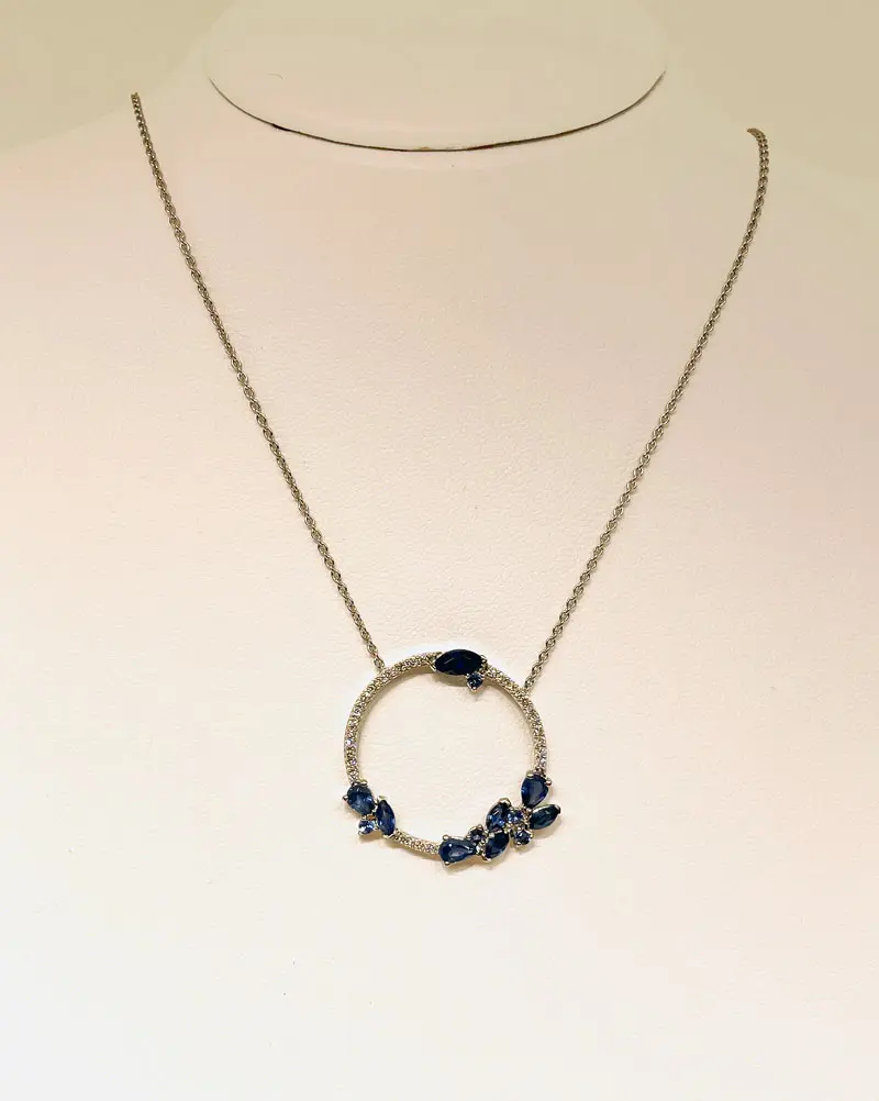 Pendentif or blanc saphirs et diamants sur chaîne — joaillerie SIAUD Nice