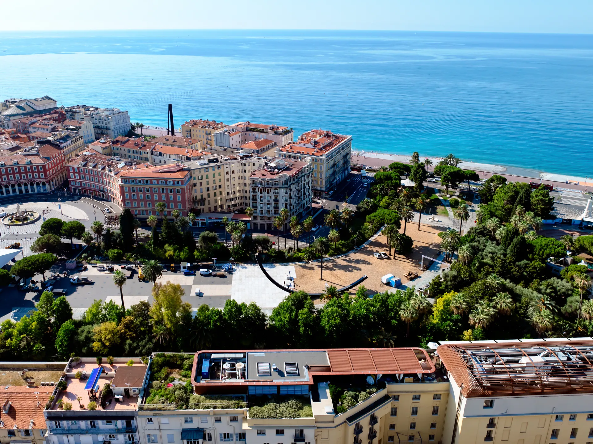 Vue aérienne du front de mer de Nice et de son parc, près de la Bijouterie SIAUD rue Masséna