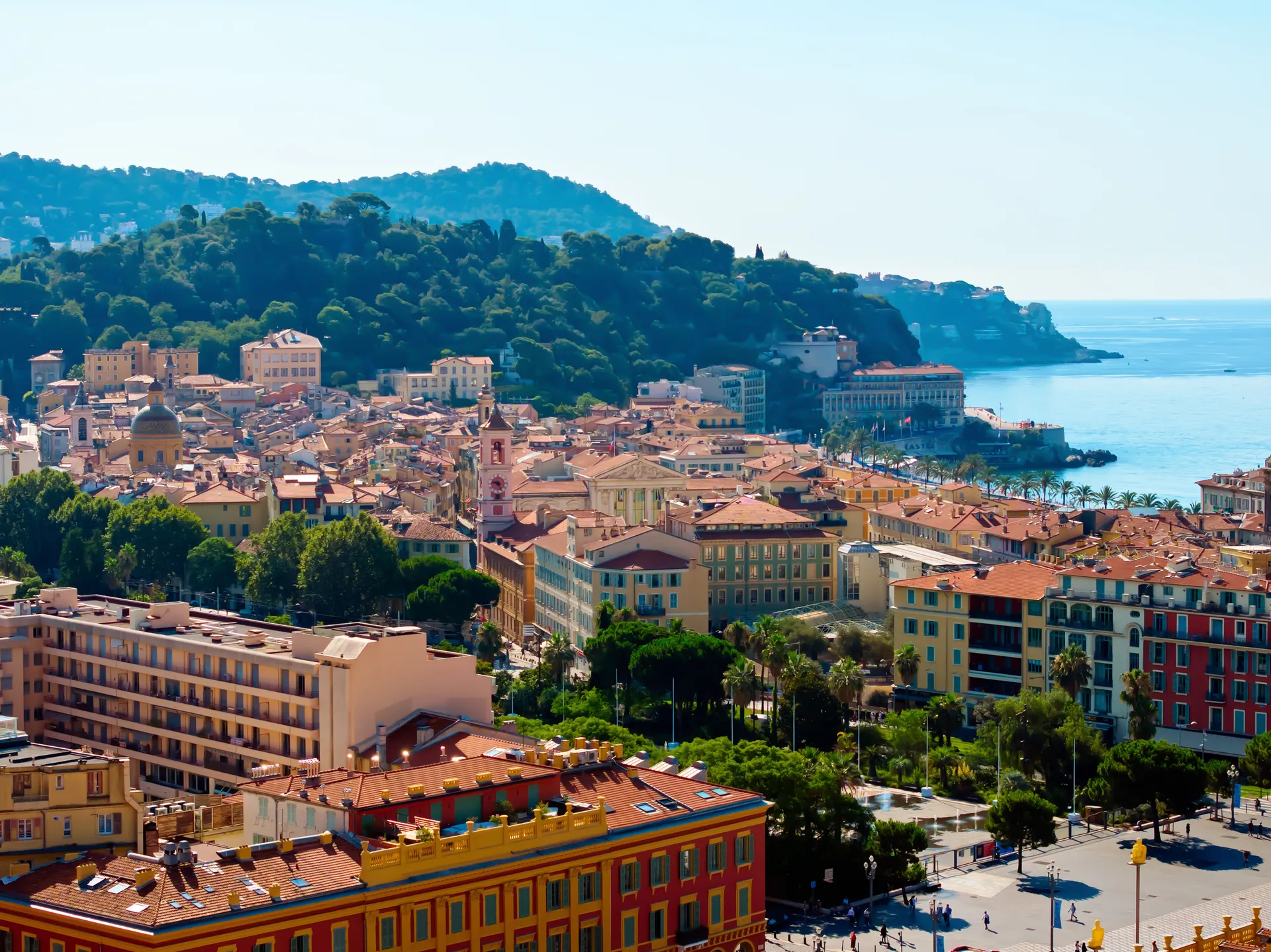 Vue aérienne des toits du Vieux Nice et de la Méditerranée